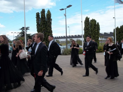 The choir arrives at its first competition in Tours