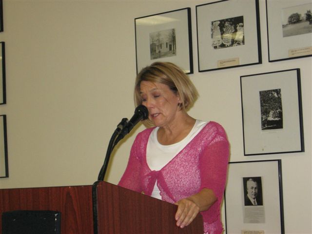 Dr. Snelling presenting the Bumblebee Award