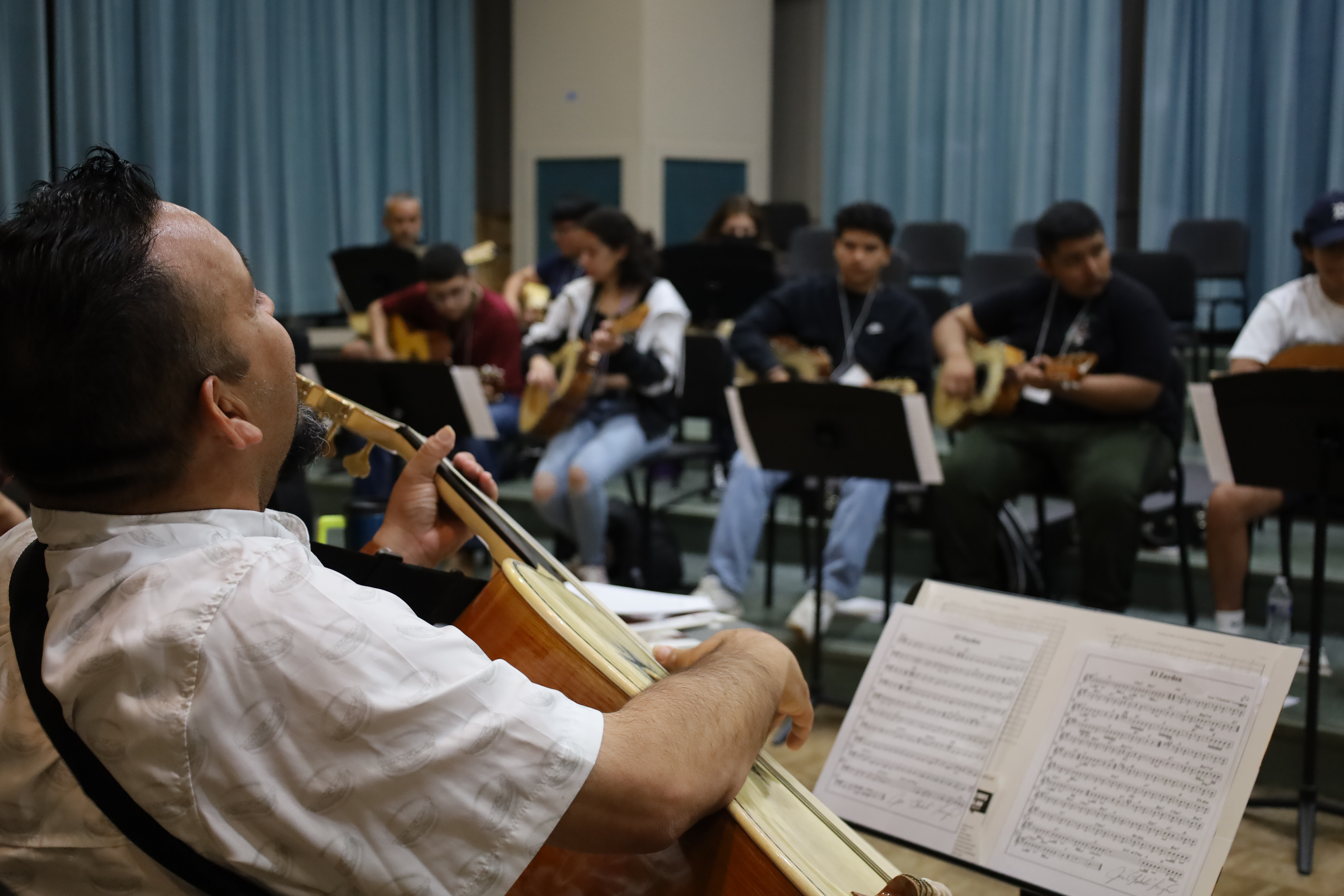 Jose Longoria leading an armonia rehearsal