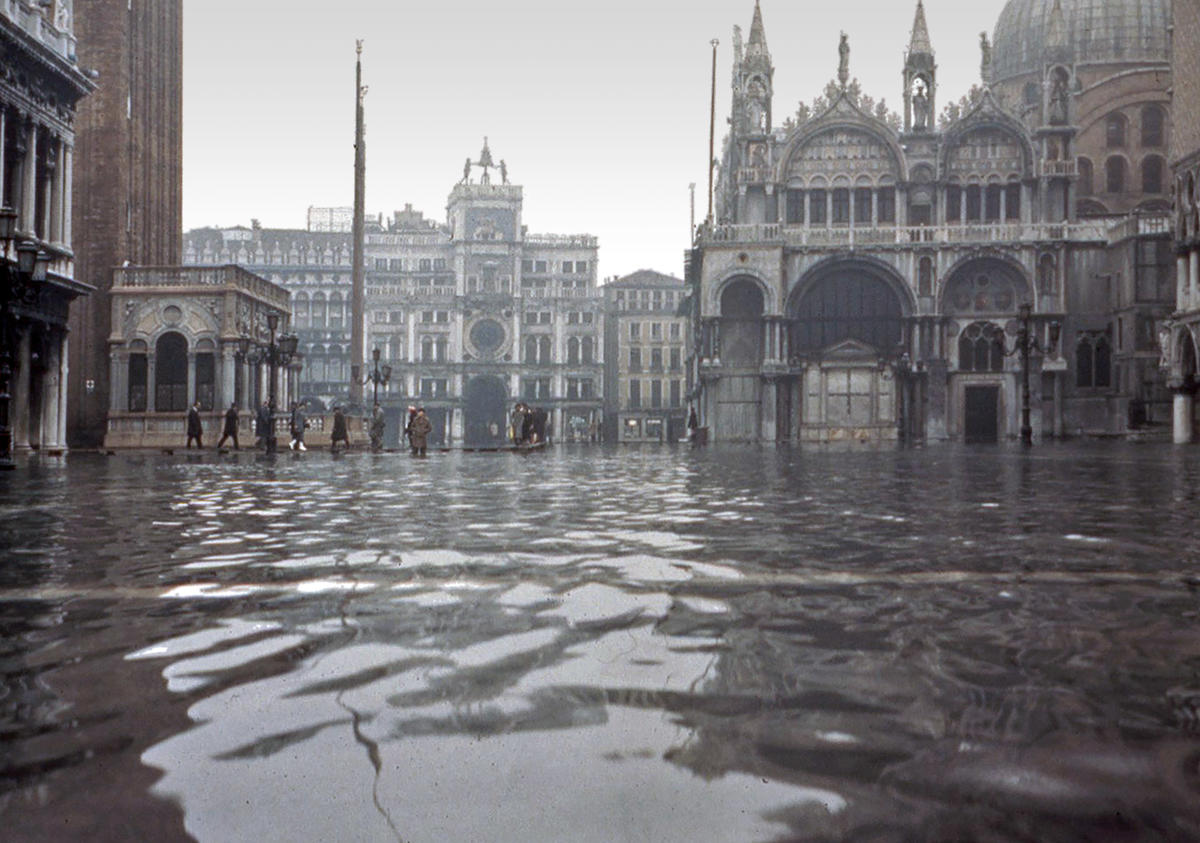 piazzetta_san_marco_flooding_venice_1966.jpg