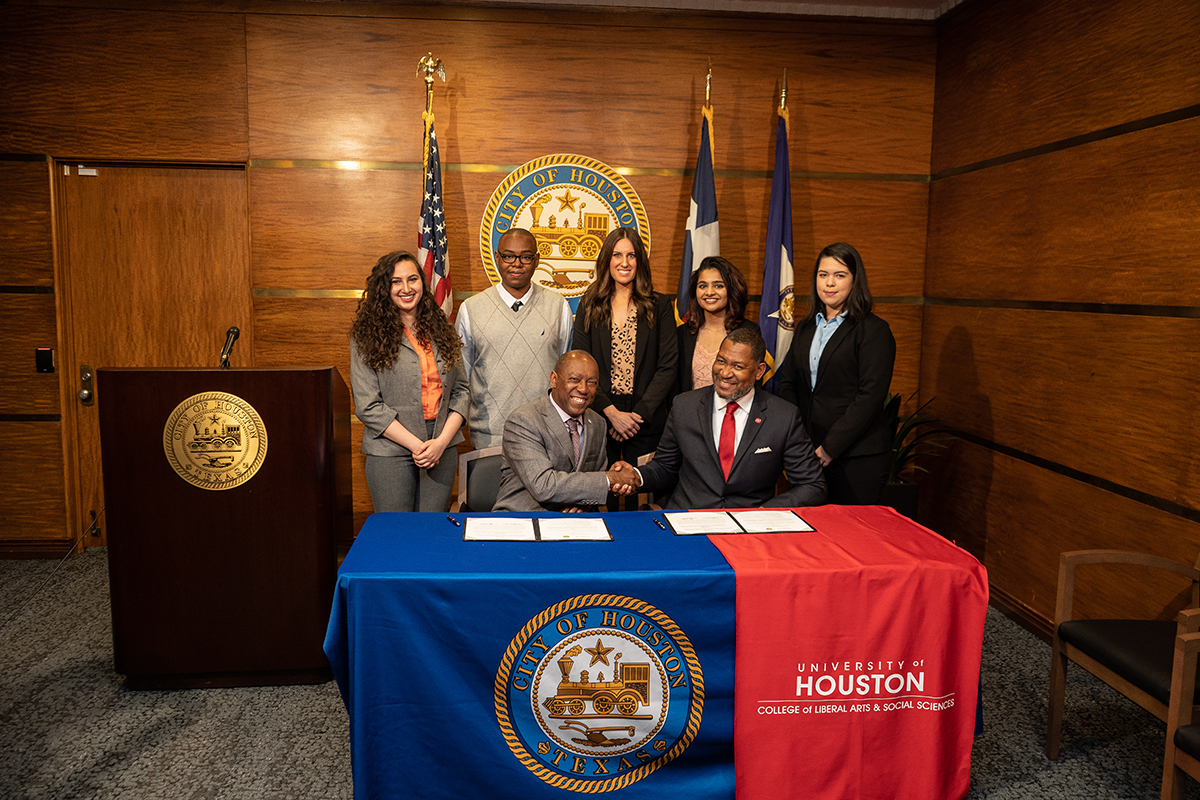 Houston Mayor Sylvester Turner, Dean Tillis, student interns Samantha Annab, London Douglas, Brittney Wallace, Anu Thomas, and Jessica Ortega.