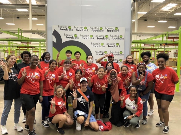 Group of students posing for a picture in front of the Houston food bank