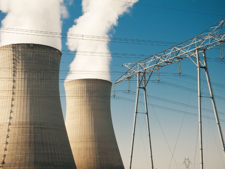 Nuclear power plant with electrical wires