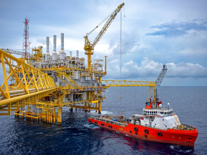 offshore rig with ship