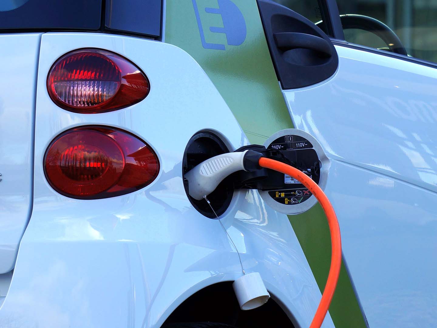 720x540__electric_car_charging__mikebird_pexels_110844.jpg