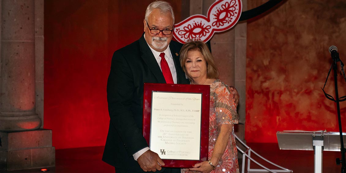 pritchard presents award to ginsburg