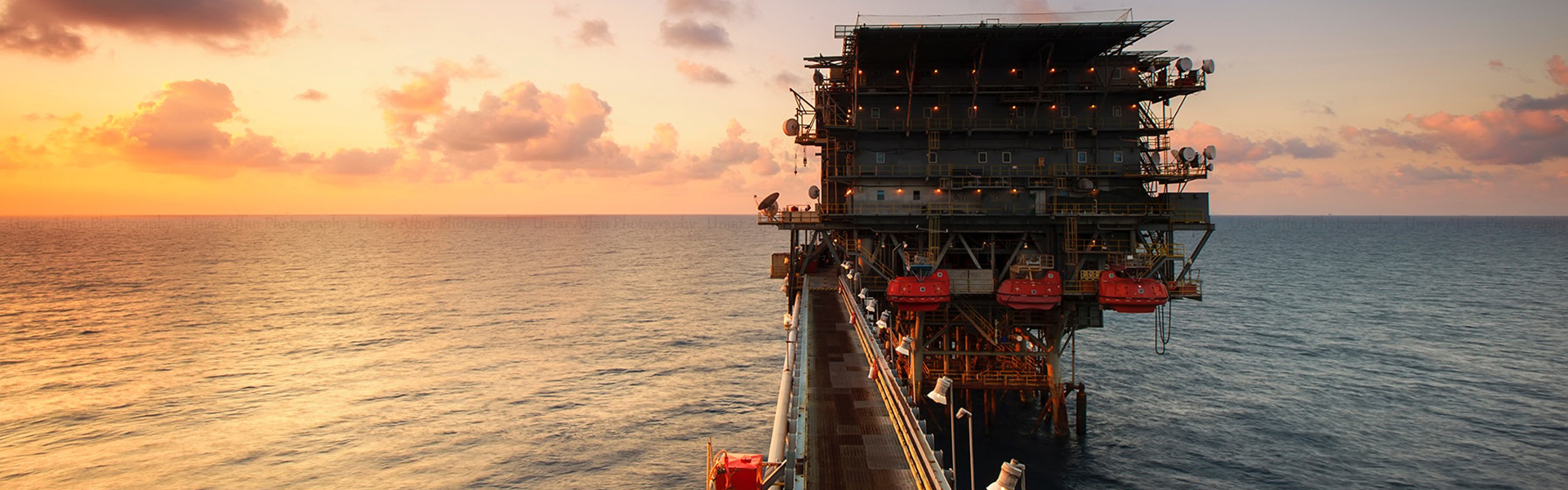 Image of oil rig in the middle of the ocean