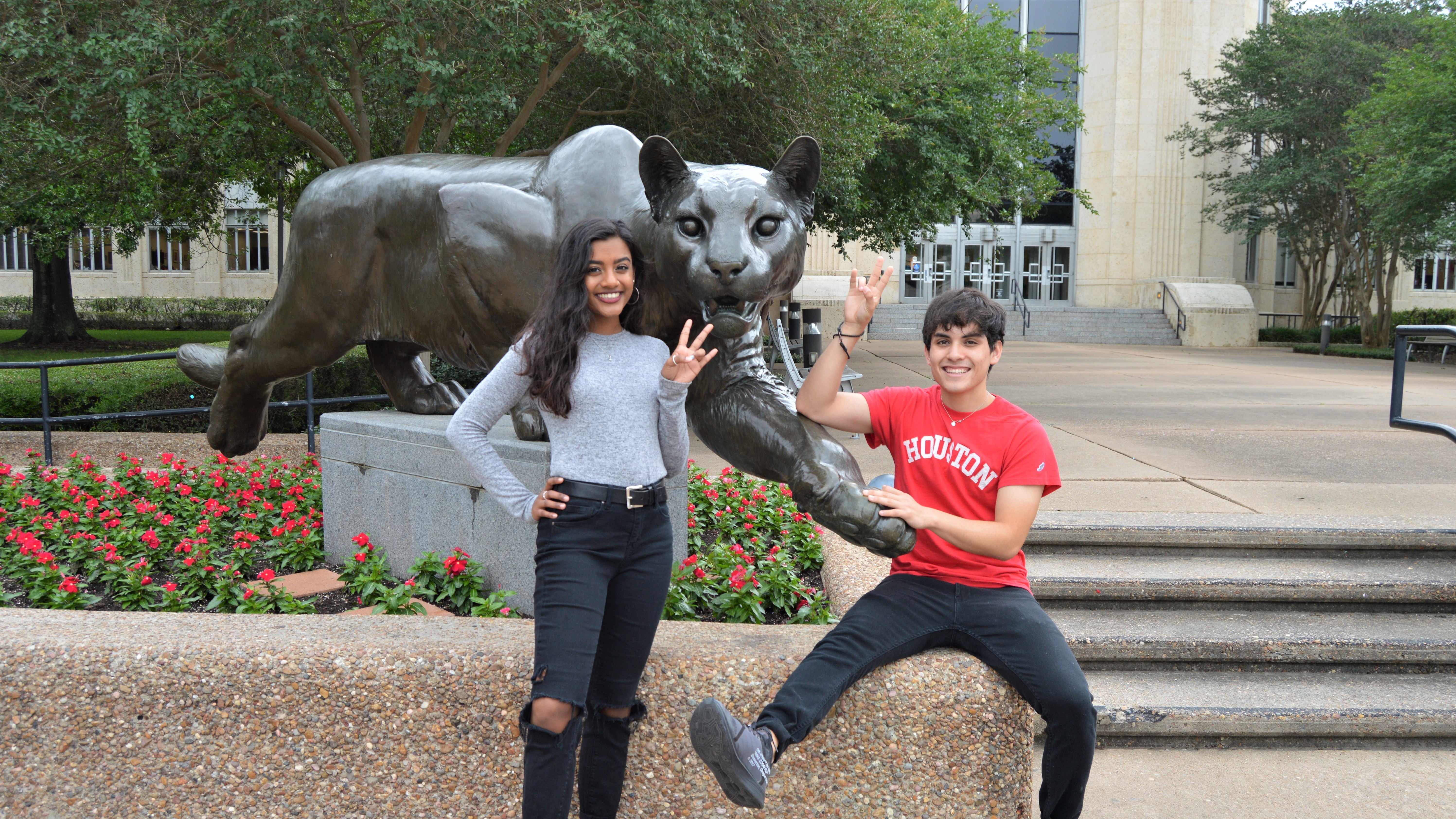 Students posing with the cougar statue.